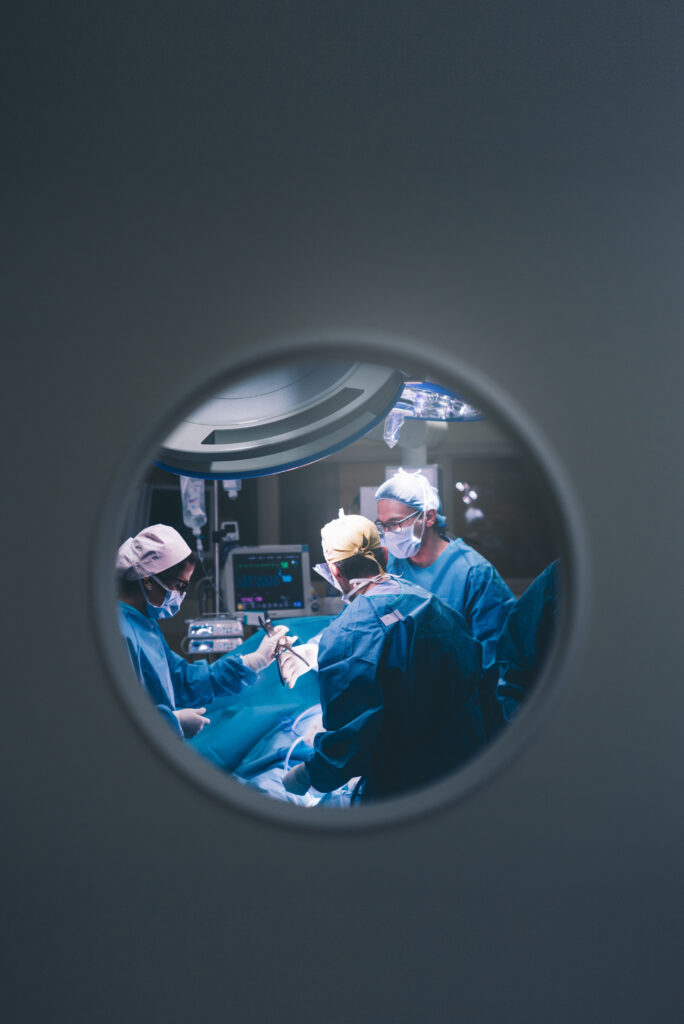 doctors operating kneecap.